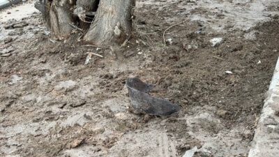 Ankara’nın Altındağ ilçesinde yağıştan dolayı kayganlaşan yolda sürücünün kontrolünden çıkarak