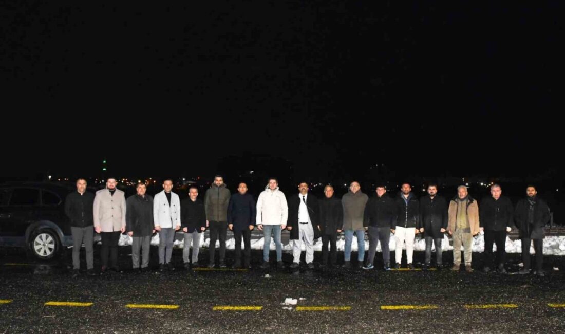 Mardin’in Nusaybin ilçesinde Kaymakam Evren Çakır, karla mücadele çalışmalarını yerinde