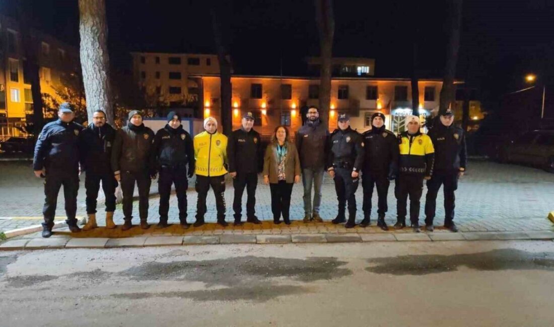 Germencik Kaymakamı Sultan Doğru, yılbaşı dolayısıyla görevleri başında bulunan emniyet,