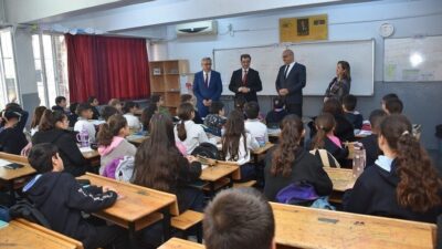 Manisa’nın Salihli Milli Egemenlik Ortaokulu’nu ziyaret eden Kaymakam Ali Güldoğan,