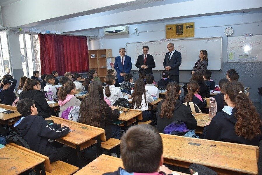 Manisa’nın Salihli Milli Egemenlik Ortaokulu’nu ziyaret eden Kaymakam Ali Güldoğan,