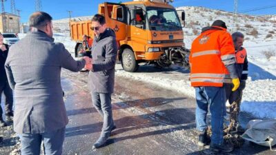 Batman’da Gercüş Kaymakamı Muhammed Öztaş, dondurucu soğukta görev yapan personel