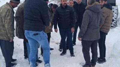 Adıyaman’ın Çelikhan ilçesinde kar yağışı sonrası yürütülen yol açma çalışmaları