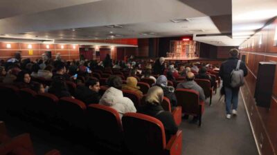 Kayseri Büyükşehir Belediyesi tarafından, öğrencileri tiyatroda buluşturan bir etkinlik düzenlendi.