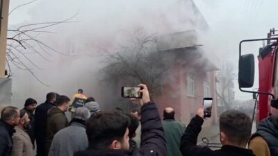 Sakarya’nın Kaynarca ilçesinde bir evde çıkan yangın, ekiplerin müdahalesiyle söndürüldü.