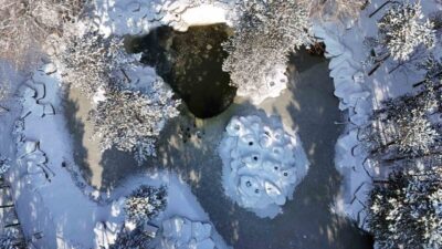 Termometlerin eksi 14’ü gösterdiği Kayseri’de yapay gölet buz tutarken, üzerindeki