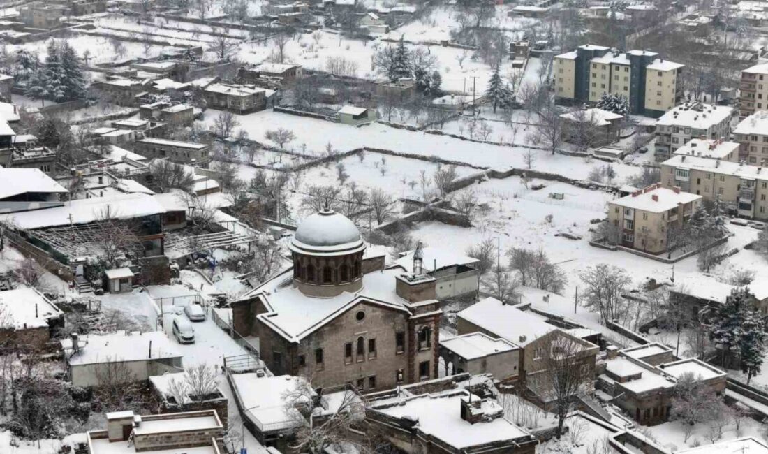 Kayseri’de etkili olan kar yağışı kenti beyaza bürüdü. Kayseri’de gece