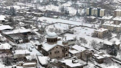 Kayseri’de etkili olan kar yağışı kenti beyaza bürüdü. Kayseri’de gece
