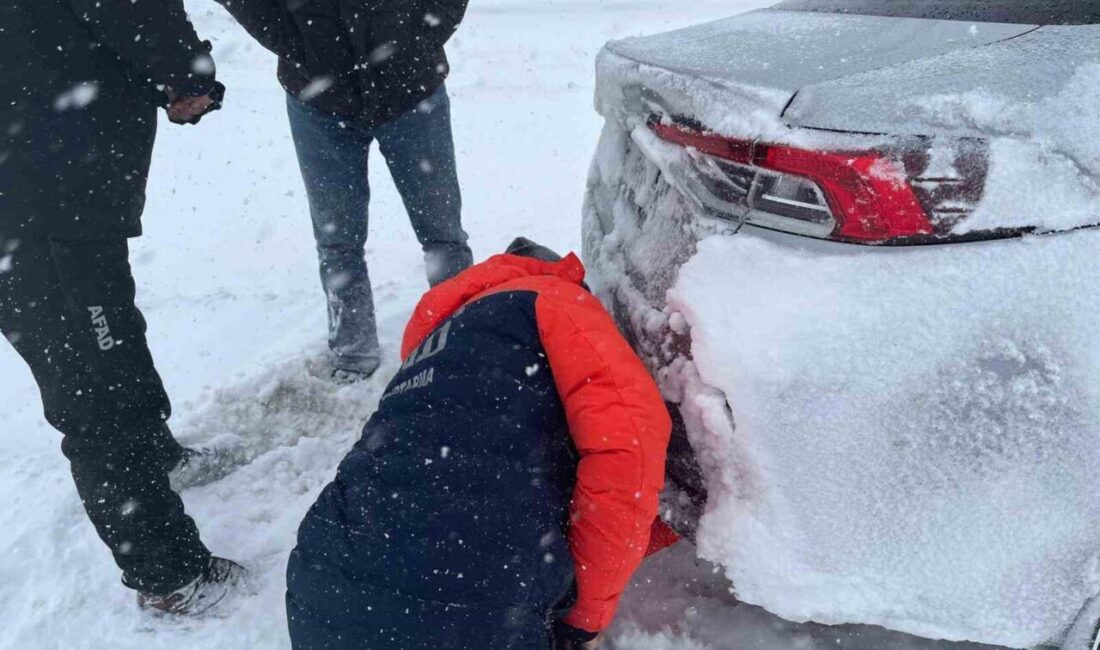 Kayseri’de kar yağışı sonrası araçlarıyla yolda mahsur kalan vatandaşlar, ekiplerin