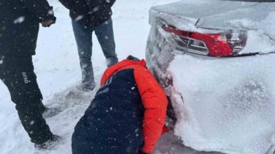 Kayseri’de kar yağışı sonrası araçlarıyla yolda mahsur kalan vatandaşlar, ekiplerin