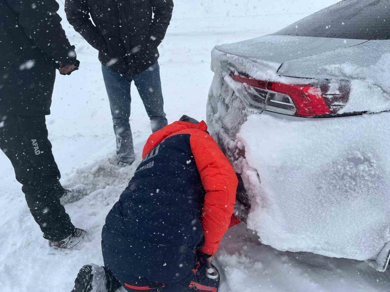 Kayseri’de kar yağışı sonrası araçlarıyla yolda mahsur kalan vatandaşlar, ekiplerin