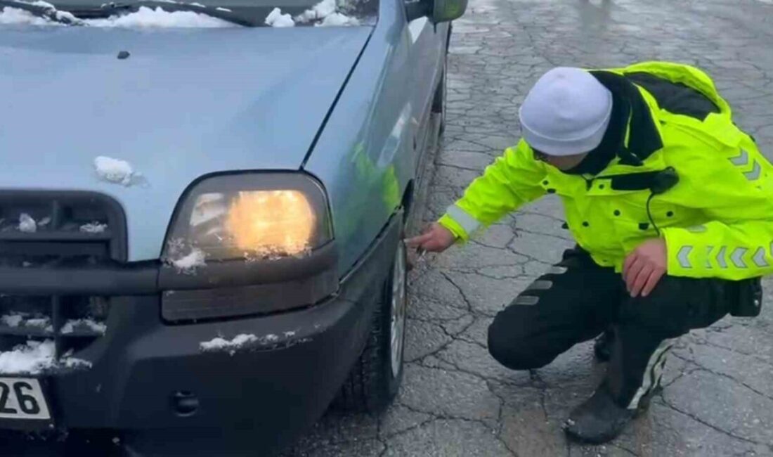 Kayseri’de trafik polisleri tarafından yapılan uygulamada Erciyes’e çıkan araçların kış