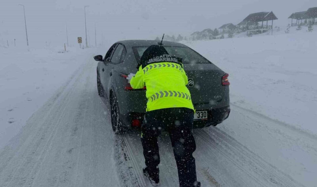Kayseri’de etkili olan kar yağışı ve tipi nedeniyle bazı yollar