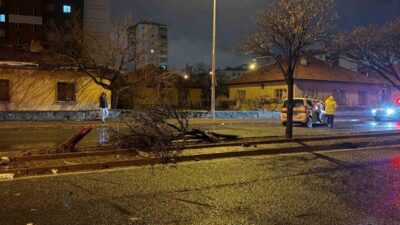 Kayseri’nin Kocasinan ilçesinde otomobil ile hafif ticari aracın karıştığı kazada