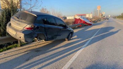 Antalya’nın Serik ilçesinde iki otomobilin karıştığı kazada, araç demir bariyerin
