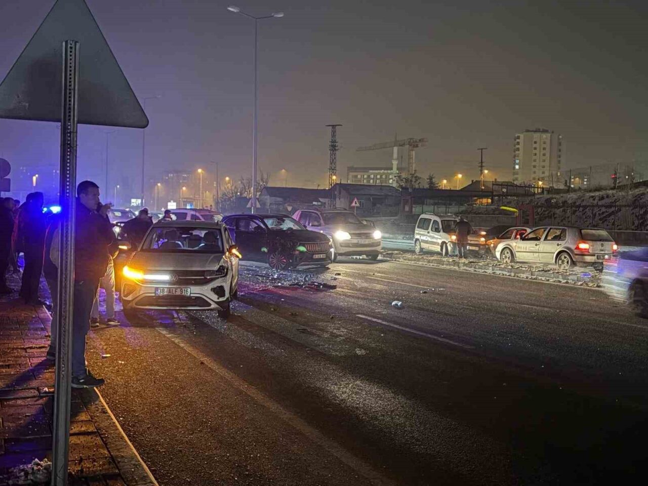 Kayseri’nin Melikgazi ilçesinde bir otomobilin aydınlatma direğine çarpması sonucu karanlığa