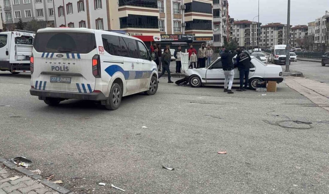 Gaziantep’te kavşakta çarpışan iki otomobilden biri savrularak 4 yaşındaki çocuğa