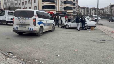 Gaziantep’te kavşakta çarpışan iki otomobilden biri savrularak 4 yaşındaki çocuğa