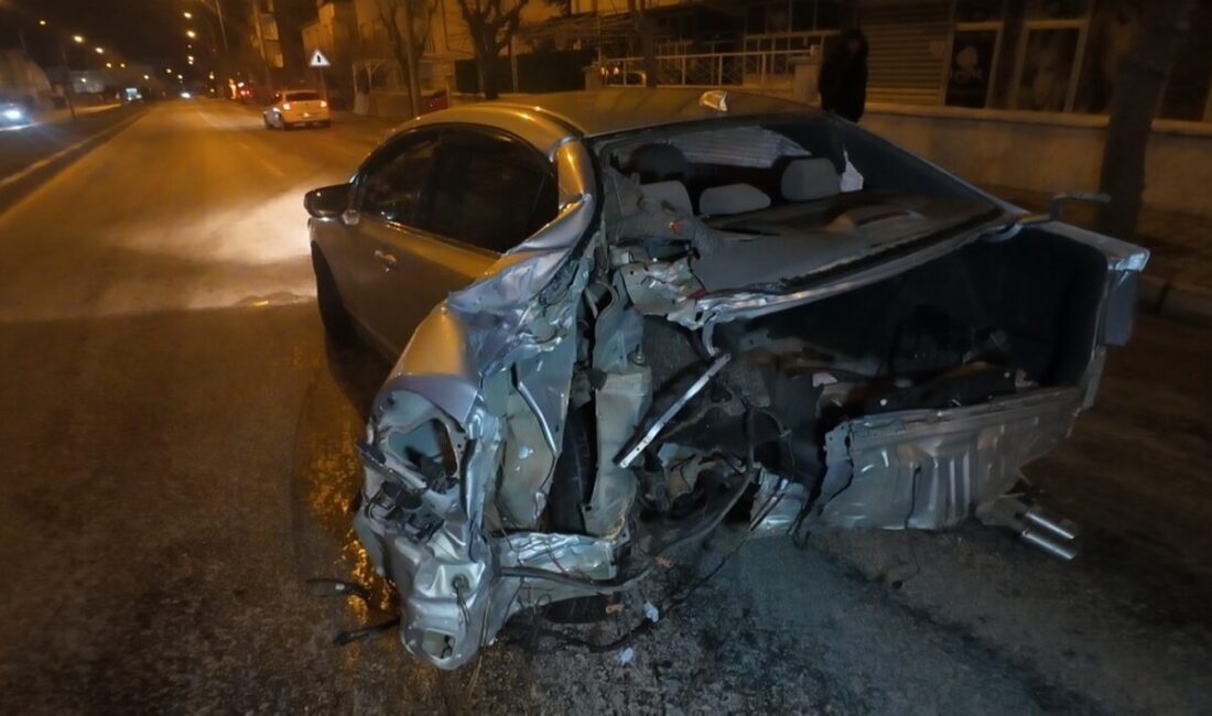 Karaman’da kontrolden çıkan otomobilin defalarca dönerek savrulduğu kazada 2 kişi