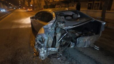 Karaman’da kontrolden çıkan otomobilin defalarca dönerek savrulduğu kazada 2 kişi