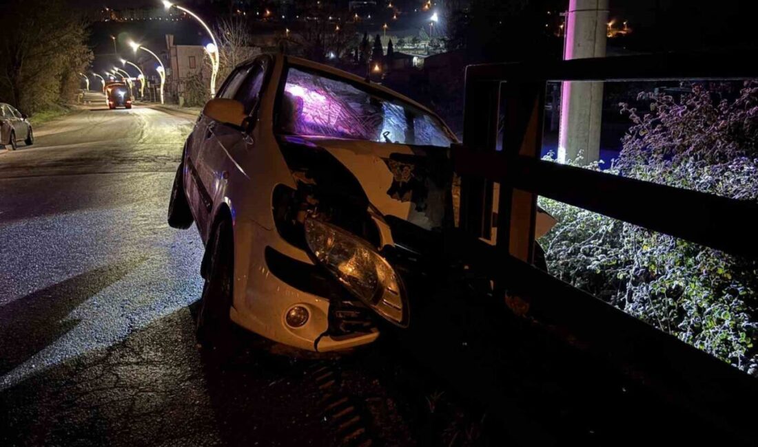 Kocaeli’de göl üstü geçiş köprüsü kenarına çarparak hurdaya dönen otomobilin