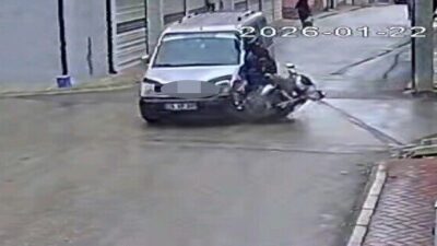 Eskişehir’de iki sokak kesişimde motosikletin panelvan araca yandan çarpma anı