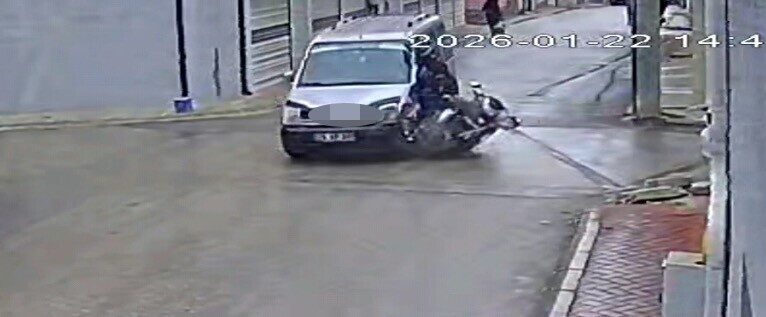 Eskişehir’de iki sokak kesişimde motosikletin panelvan araca yandan çarpma anı