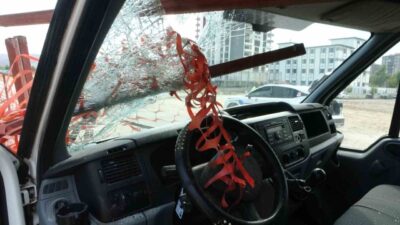 Malatya’da minibüsün çarptığı demir korkuluğun kafasına saplanması sonucu ağır yaralanan