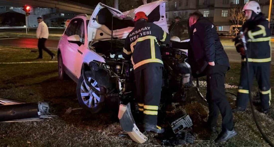 Aksaray’da kontrolden çıkarak aydınlatma direğine çarpan otomobilde yangın çıktı. Aracın