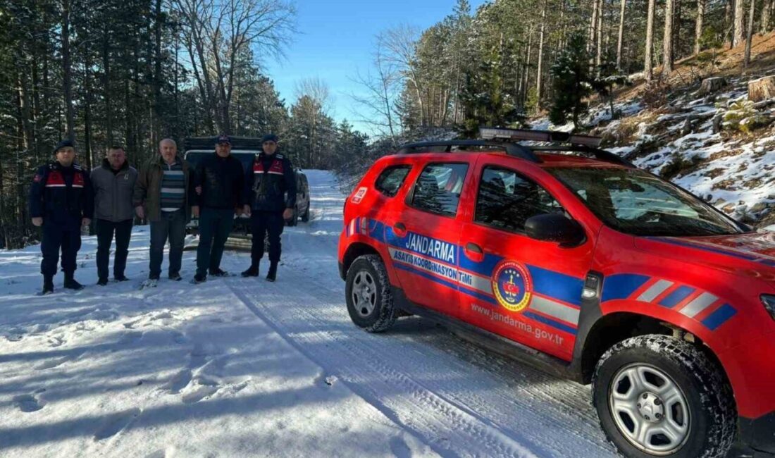 Balıkesir’in Edremit ilçesi Kazdağları’nda kar ve buzlanma nedeniyle araçlarıyla mahsur