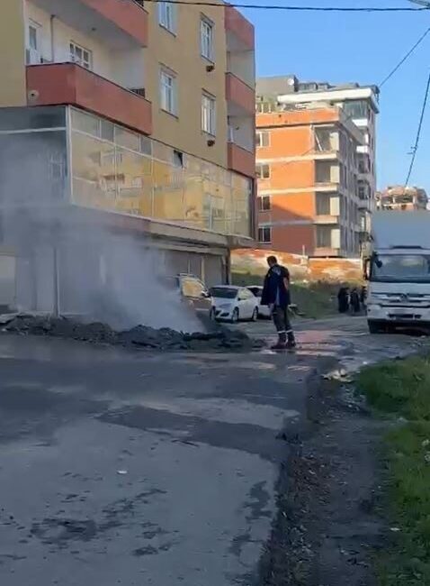 İstanbul’un Avcılar ilçesinde kazı sırasında doğal gaz borusunun delinmesiyle çıkan