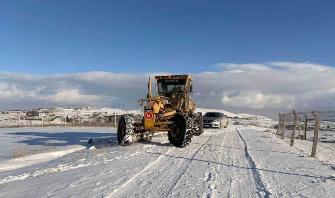 Keçiören Belediyesi, ilçe genelinde etkili olan kar yağışına karşı tuzlama