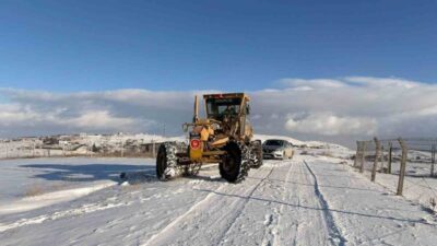 Keçiören Belediyesi, ilçe genelinde etkili olan kar yağışına karşı tuzlama
