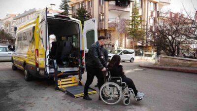 Keçiören Belediyesi’nin sosyal belediyecilik anlayışıyla yürüttüğü Engelsiz Taksi hizmeti, engelli
