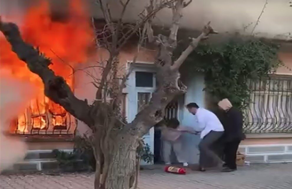 İzmir’in Seferihisar ilçesinde tek katlı kerpiç evde çıkan yangında can