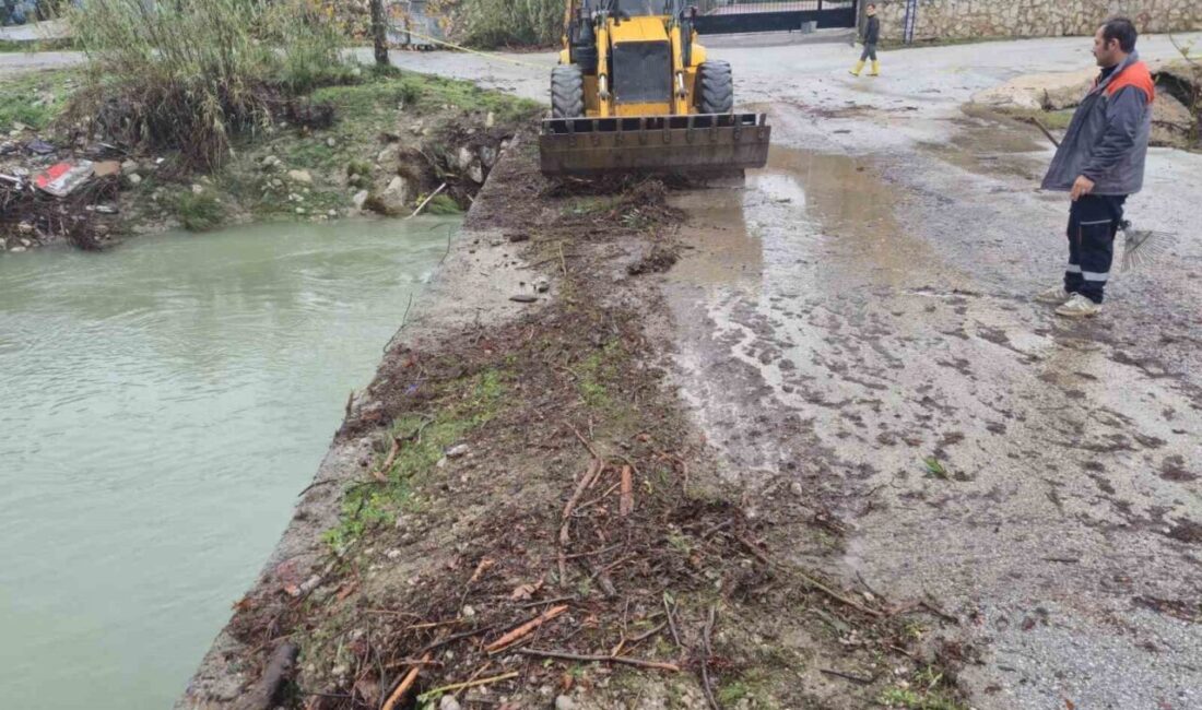 Kemer Belediye ekipleri, Beldibi Mahallesi’nde şiddetli sağanak nedeniyle dağlık alandan