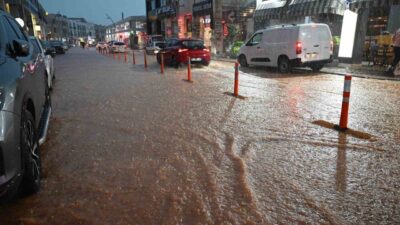 Meteorolojinin şiddetli yağış uyarısının ardından Antalya’nın Kemer ilçesinde etkili olan