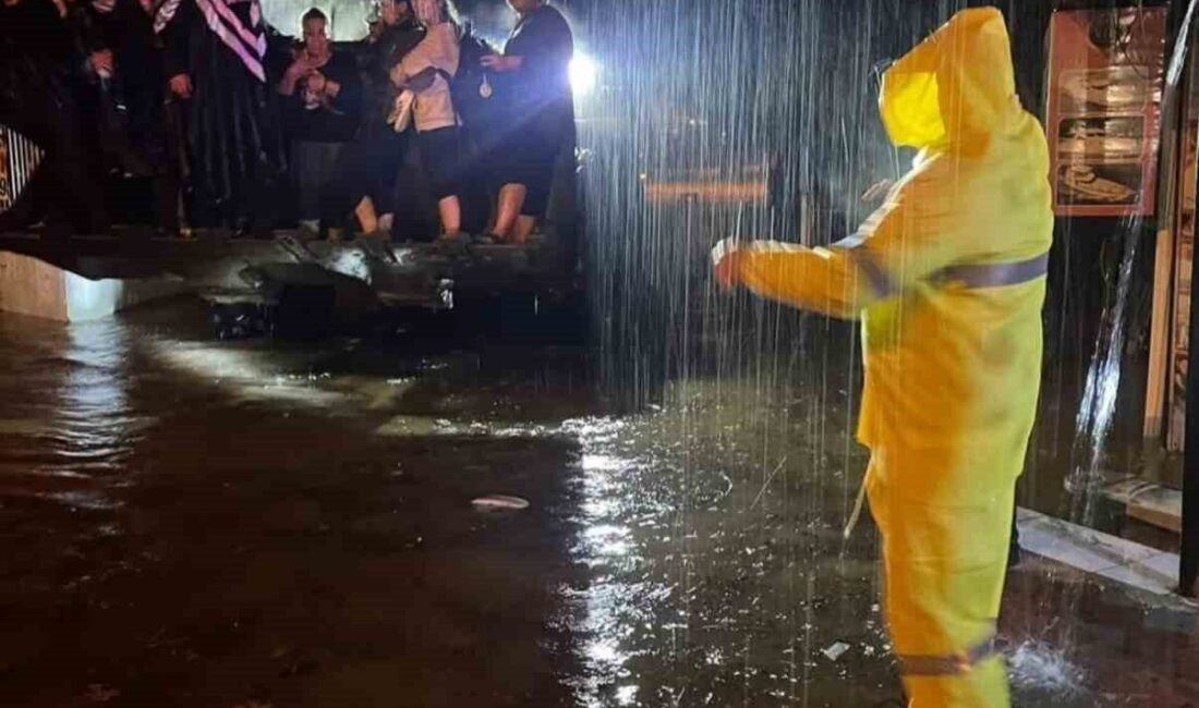 Antalya’nın Kemer ilçesinde etkili sağanak sebebiyle mahsur kalan 14 kişi