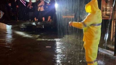 Antalya’nın Kemer ilçesinde etkili sağanak sebebiyle mahsur kalan 14 kişi
