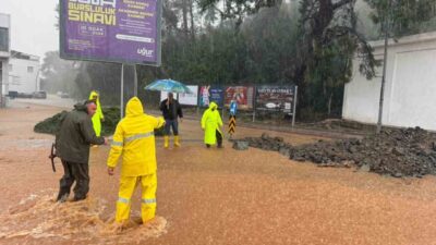 Antalya’da son dört gündür aralıklarla devam eden sağanak yağmur nedeni