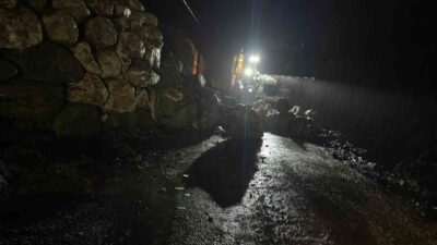 Antalya Kemer’e bağlı Yayla Kuzdere yolunda dün akşam yağmur nedeniyle