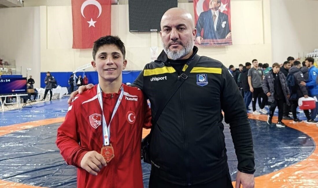 Yunusemre Belediyesporlu genç güreşçi Hakim Beytullah Kalay, kendinden iki yaş