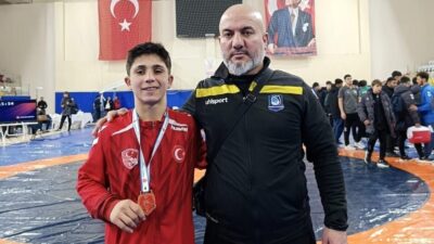 Yunusemre Belediyesporlu genç güreşçi Hakim Beytullah Kalay, kendinden iki yaş