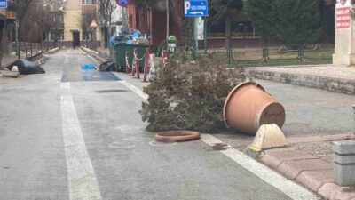 Eskişehir’de sabah saatlerinden itibaren etkili olan fırtına, öğle saatlerinde başlayan