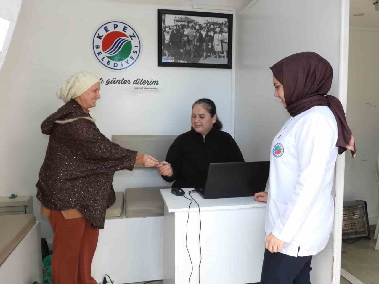 Kepez Belediyesi Sağlık Merkezi’nin mobil sağlık tırı, 2025 yılında mahalle
