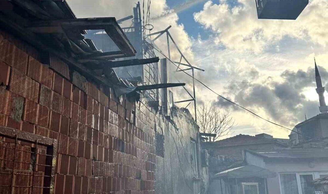 Edirne’nin Keşan ilçesinde, bir evin çatısında çıkan yangın itfaiye ekipleri