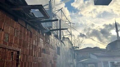 Edirne’nin Keşan ilçesinde, bir evin çatısında çıkan yangın itfaiye ekipleri