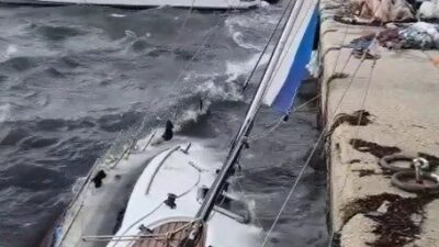 Edirne’nin Keşan ilçesinde şiddetli rüzgar sebebiyle bazı evlerin çatıları uçarken,