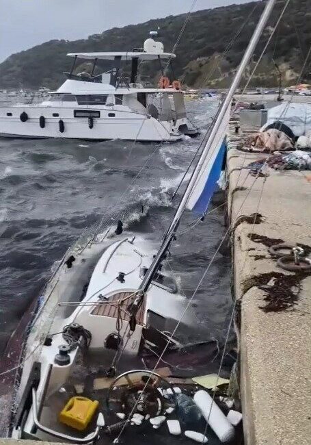 Edirne’nin Keşan ilçesinde şiddetli rüzgar sebebiyle bazı evlerin çatıları uçarken,