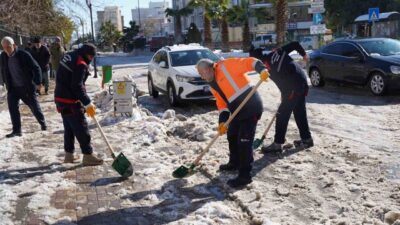 Adıyaman’ın Kahta Belediyesi, ilçe genelinde etkisini artıran kar yağışı ve